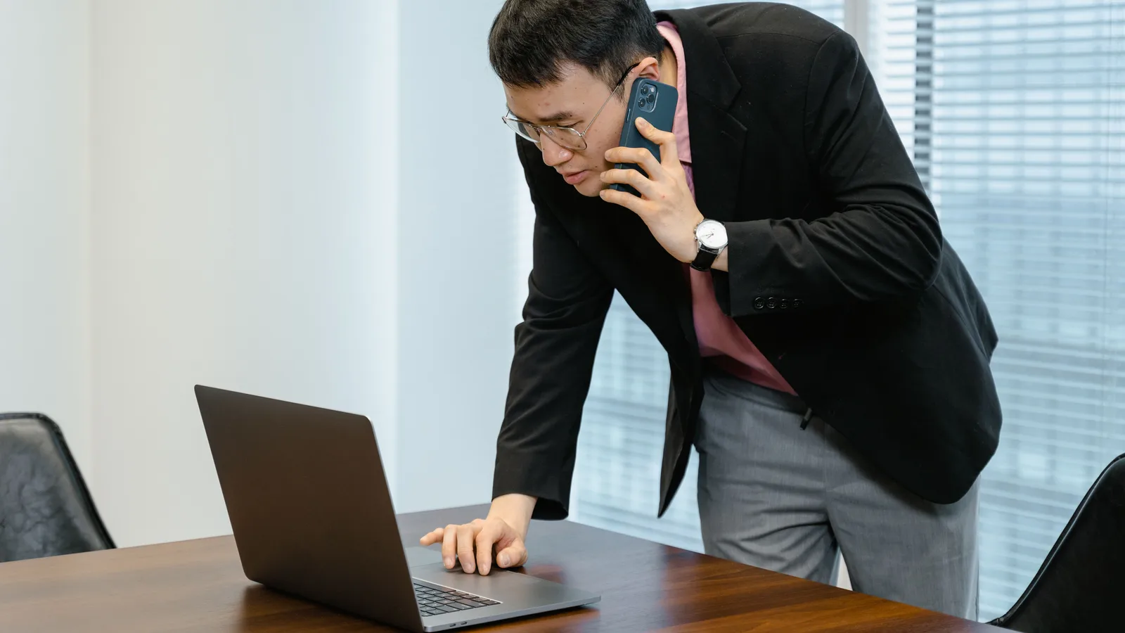 オフィスで電話をかけるビジネスパーソン