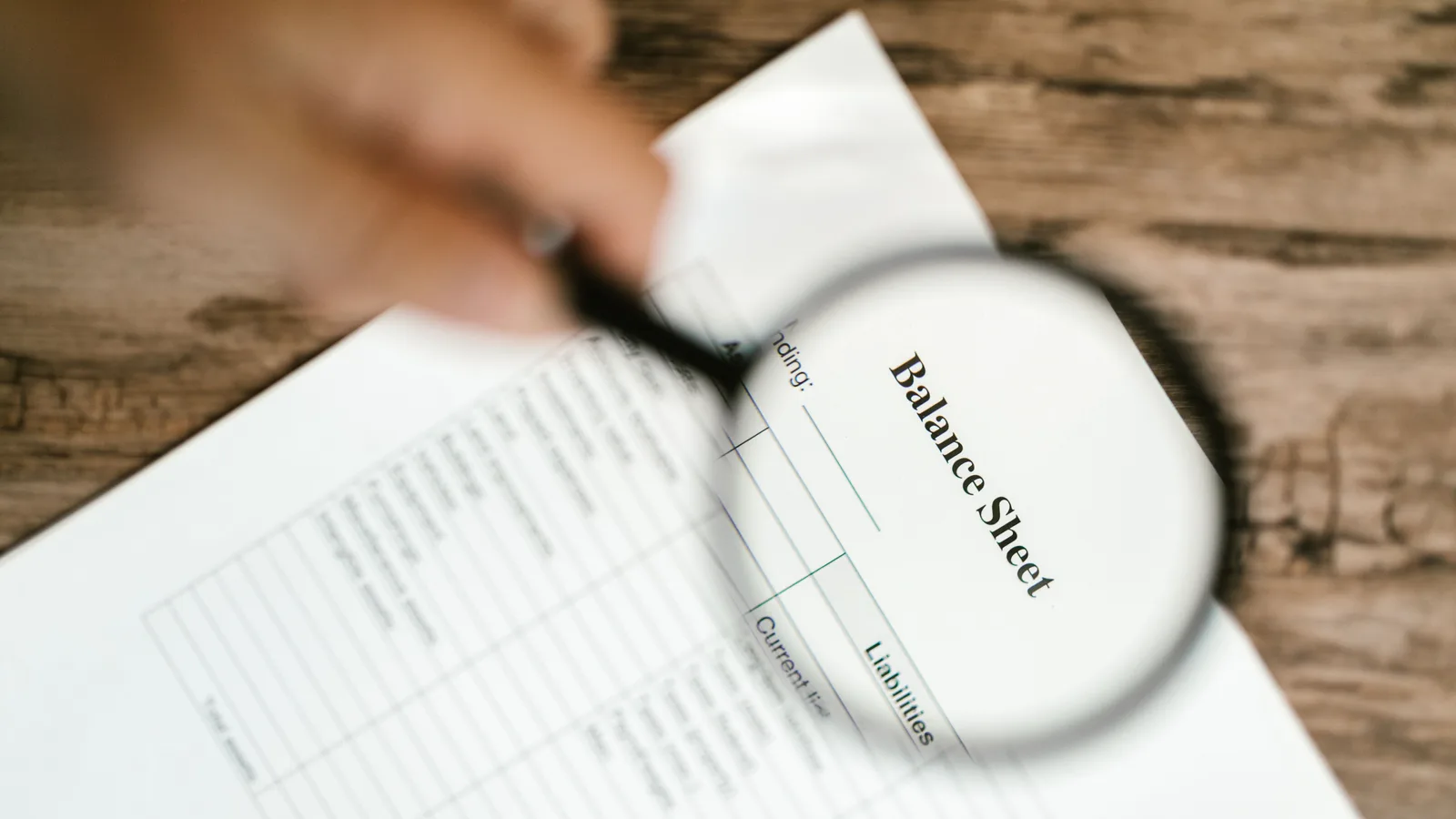 虫眼鏡を当てられた決算書