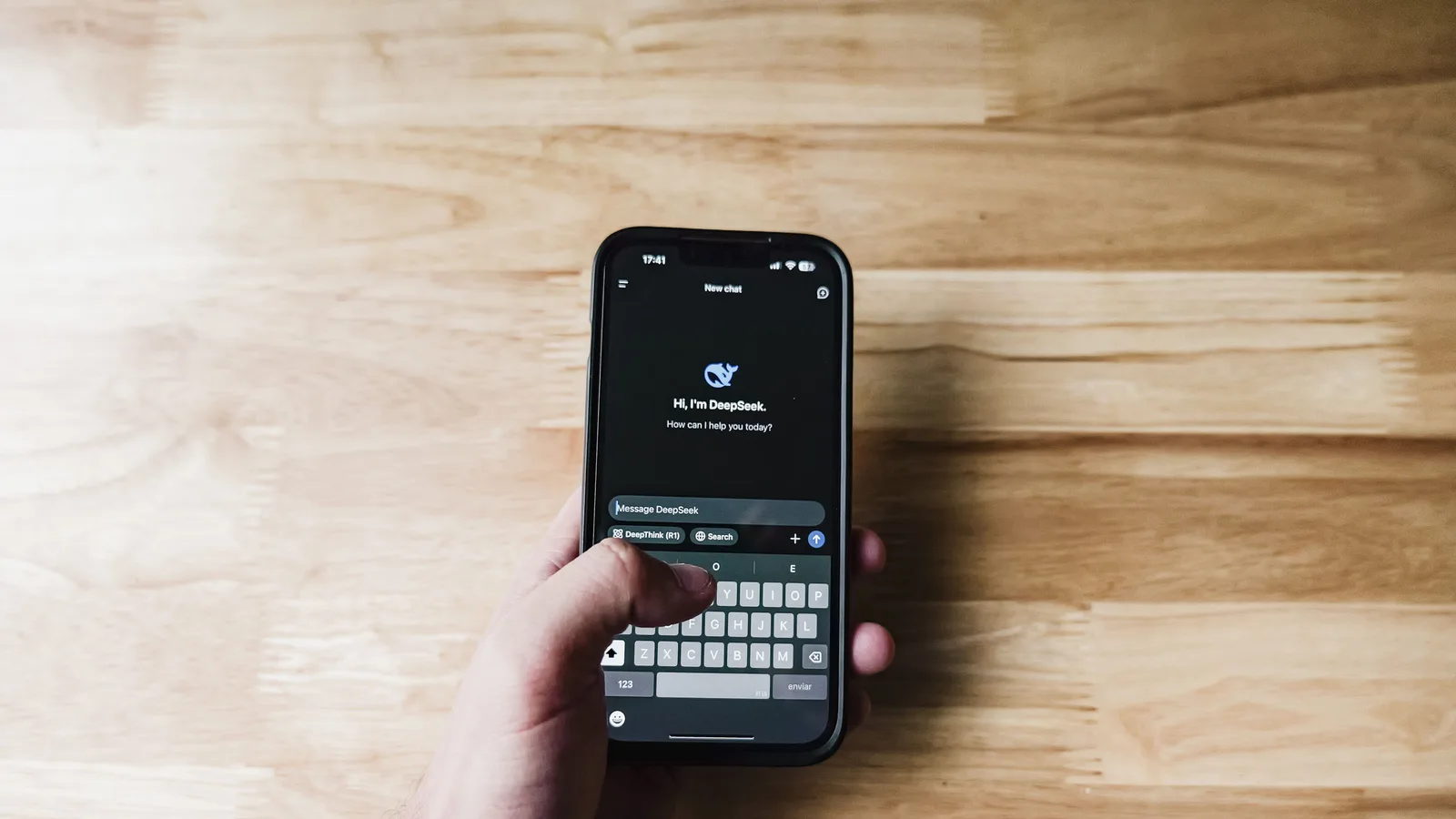スマートフォンのAIアシスタントを操作する手元