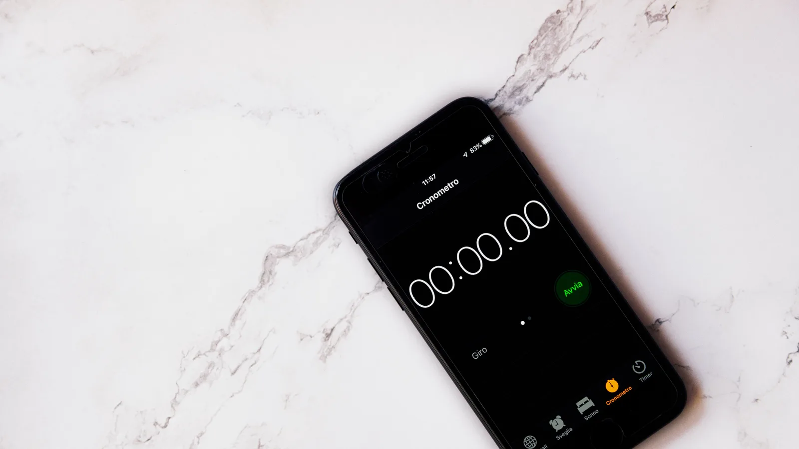 ストップウォッチを表示したスマートフォン