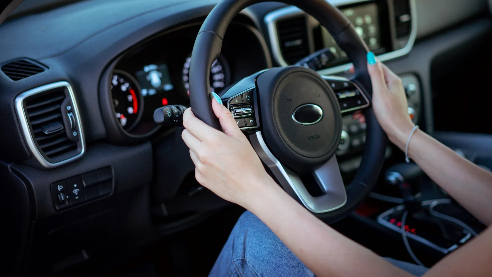 ハンドルを握る運転者の手元と車内のダッシュボード